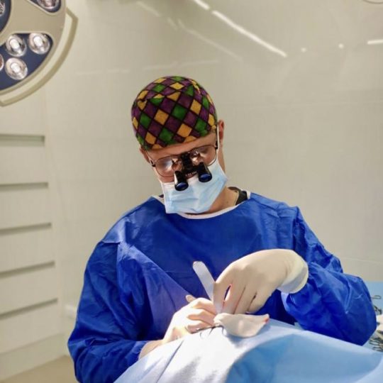 okulista weterynaryjny dr Łukasz Szczepański wykonujący zabieg w okulistyce weterynaryjnej